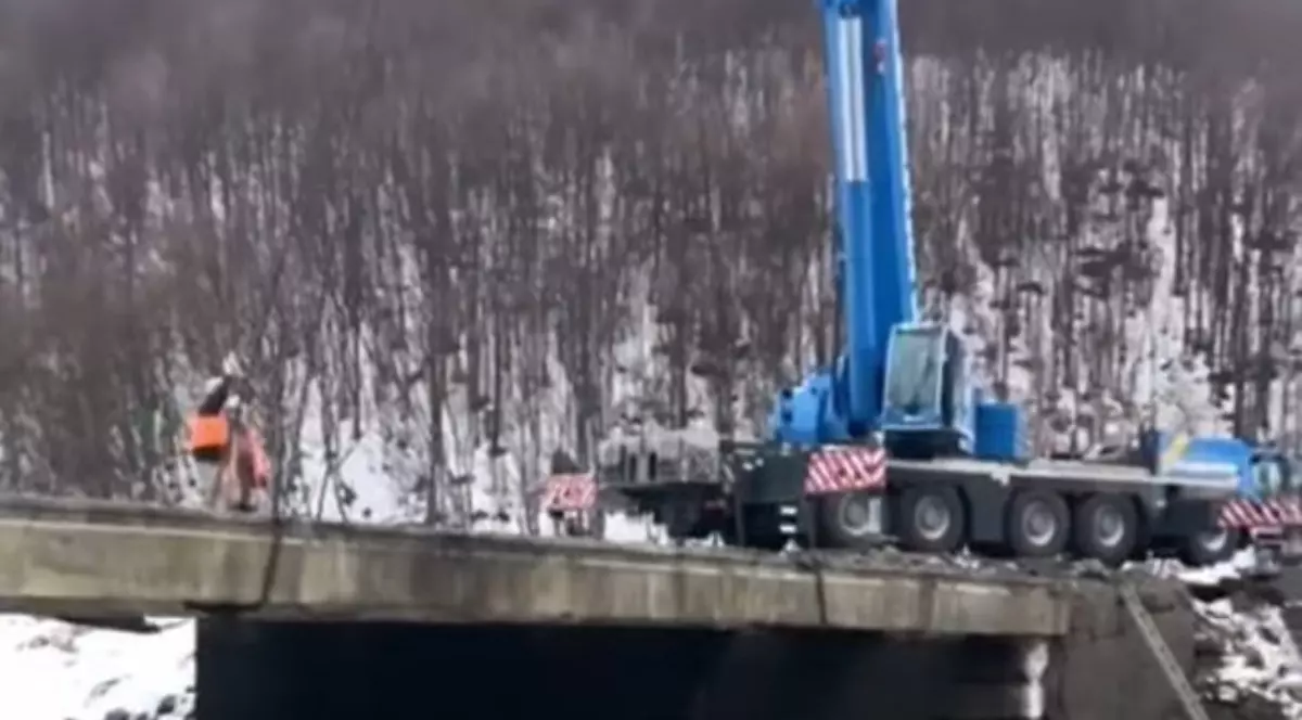 Un utilaj care lucrează la dărâmarea unui pod pe Valea Prahovei