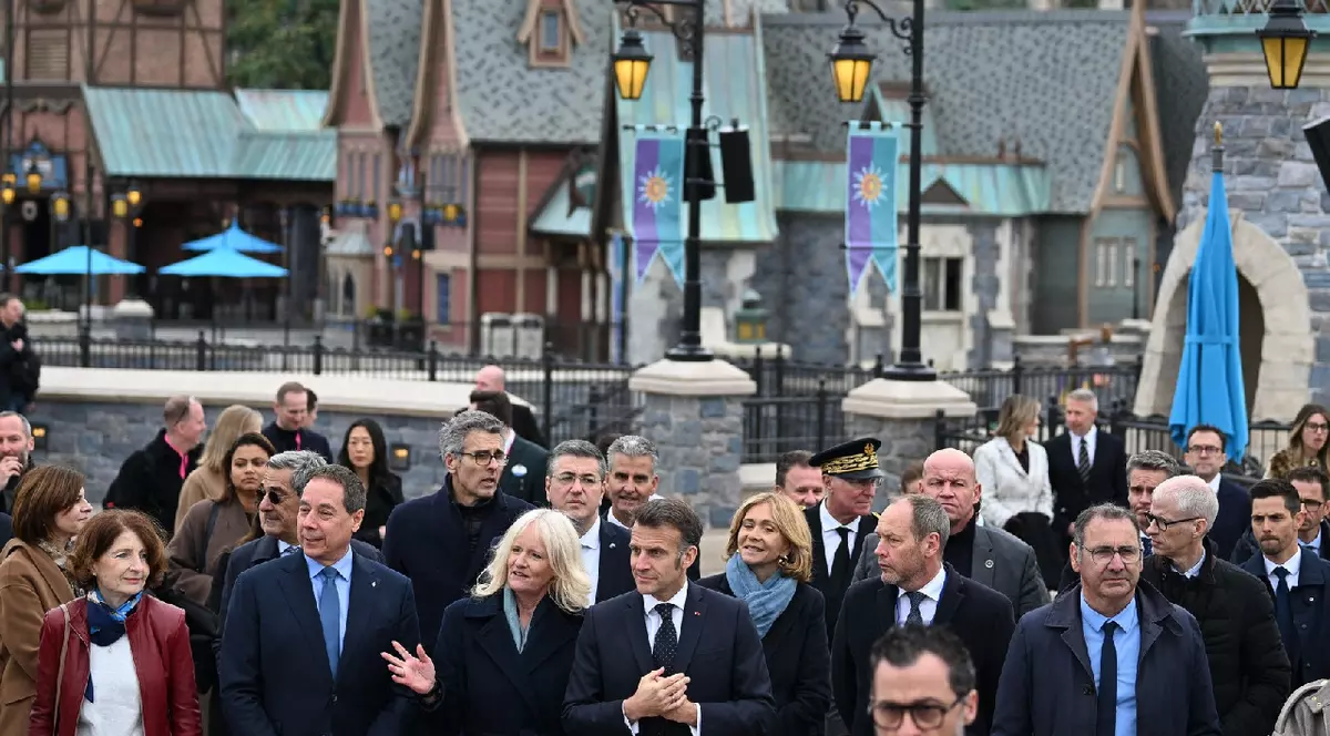 Președintele francez Emmanuel Macron, însoțit de directorul general al Disney, Josh D'Amaro, și de președinta Disneyland Paris, Natacha Rafalski, a vizitat complexul Disneyland Paris din Marne-la-Vallée pentru o ultimă inspecție a șantierului noului parc, vineri, 27 martie 2026
