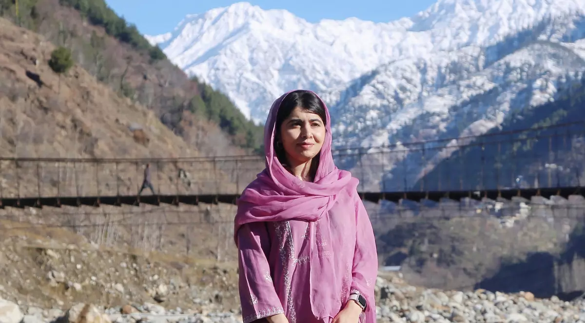 Malala Yousafzai, laureată a Premiului Nobel pentru Pace și activistă pentru educație, pozezând în timpul unei vizite în satul ei natal din Shangla.