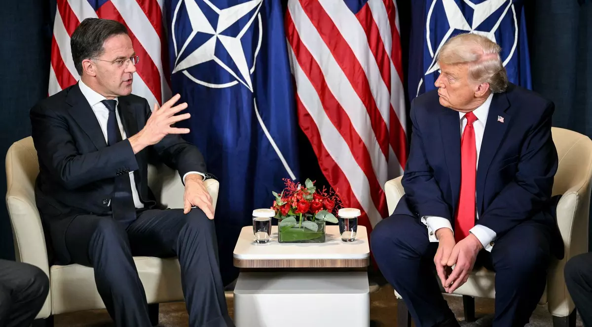 Președintele SUA, Donald Trump (dreapta) vorbește cu secretarul general al NATO, Mark Rutte.