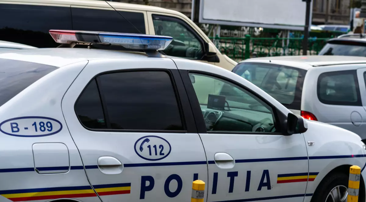 O mașina de Poliție pe o stradă aglomerată din București