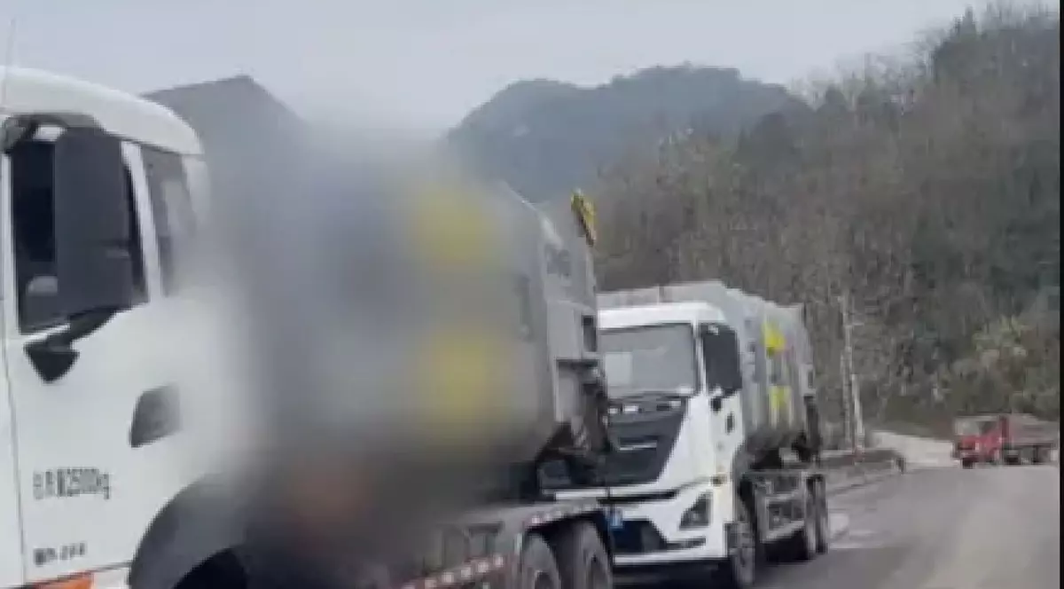 O familie a scotocit prin 10 tone de gunoi în căutarea aurului aruncat din greșeală, în China: „Nu pot să cred”