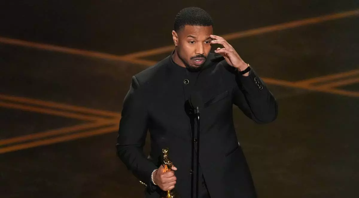 Michael B. Jordan acceptă premiul pentru cel mai bun actor în rol principal pentru filmul „Sinners” în cadrul galelor Oscar, duminică, 15 martie 2026, la Dolby Theatre din Los Angeles.