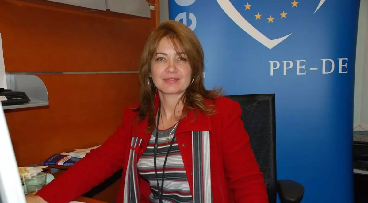 Mihaela Popa, profesoara de matematica, bust