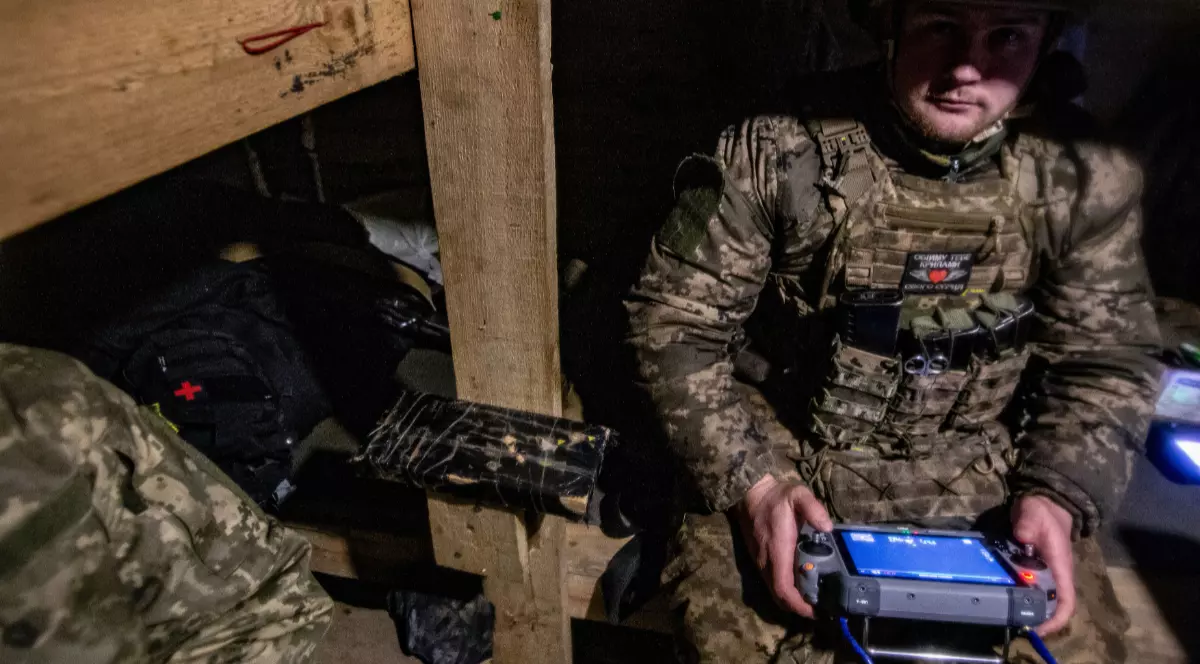 Doi piloțimilitari ucraineni, în timp ce controlează o dronă