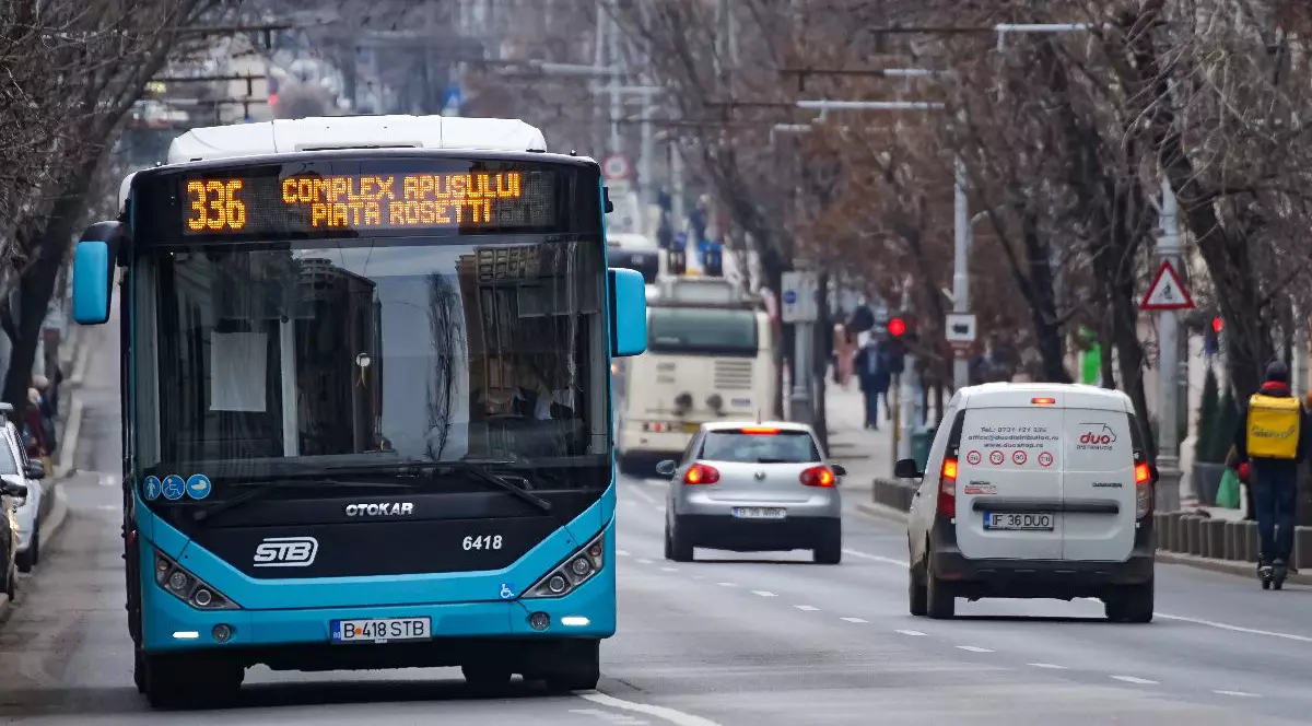 Imaginea surprinde o scenă de trafic urban pe un bulevard mărginit de copaci fără frunze, în București. În prim-plan se află un autobuz aparținând Societății de Transport București (STB). care circulă pe linia 336, având afișată ruta „Complex Apusului - Piața Rosetti”.