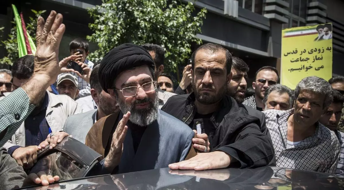 Mojtaba Khamenei, în centrul imaginii, salută oamenii la capătul unui marș antiisraelian Foto: Profimedia