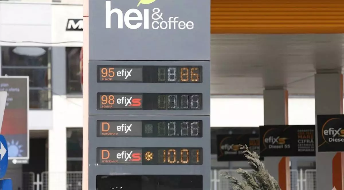 Un panou de prețuri care afișează prețul de 10.01 lei pe litru pentru motorina premium