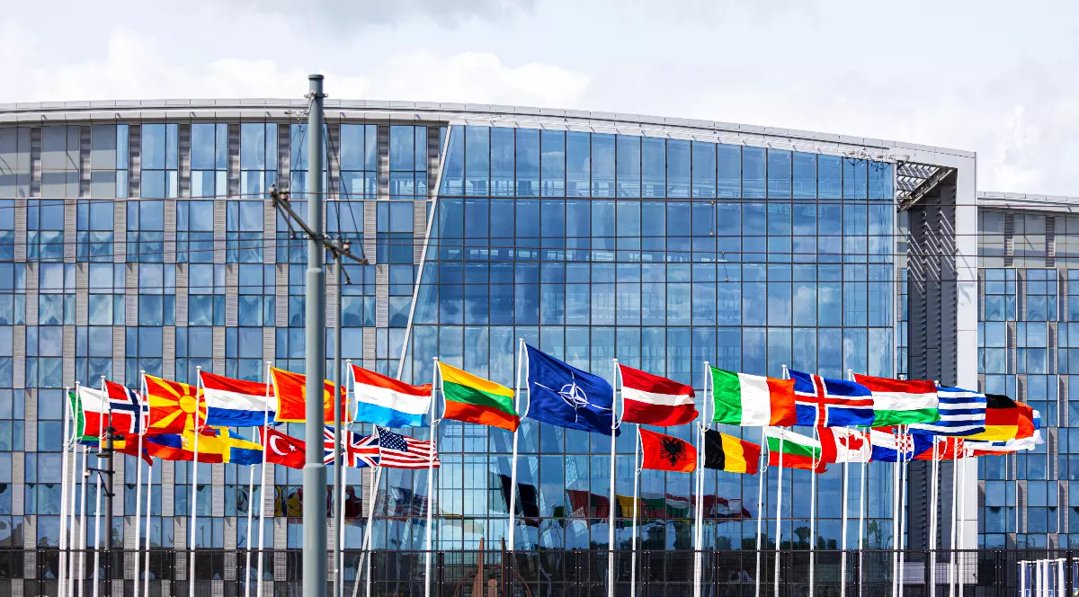 Sediul NATO din Bruxelles, în fața căruia sunt arborate steagurile statelor membre ale alianței. Organizația este principalul cadru de cooperare militară între statele occidentale, inclusiv Finlanda, care a aderat la NATO în 2023.