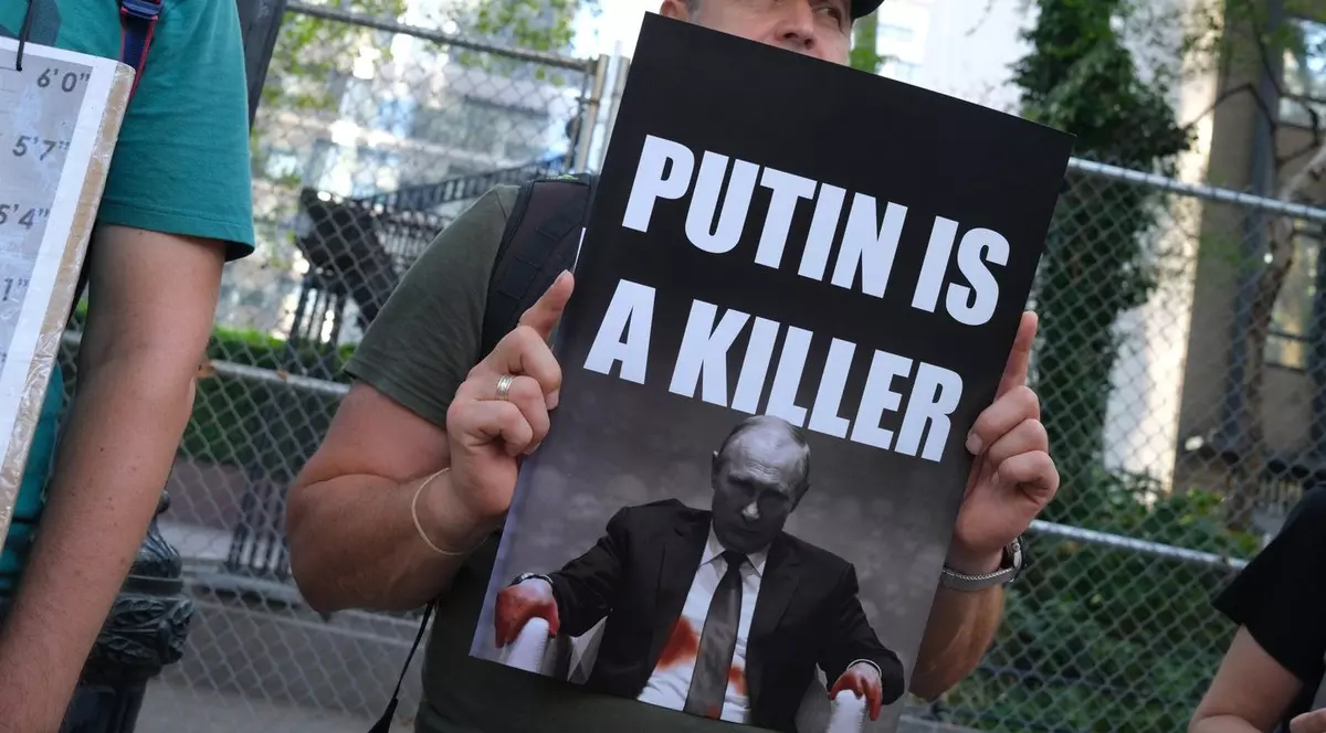 New York, august 2025. Un grup de protestatari denunță crimele lui Vladimir Putin. Imagine cu caracter ilustrativ Foto: Profimedia