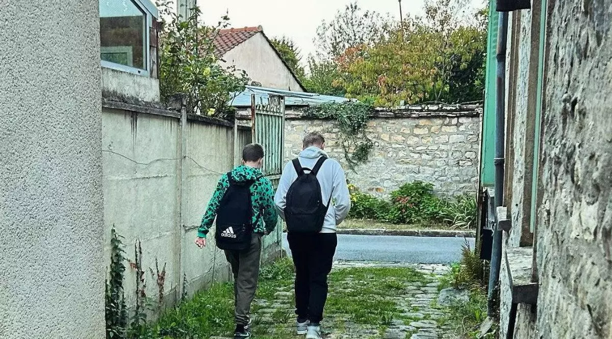 O femeie a fost terorizată de mai mulți adolescenți timp de câteva luni.