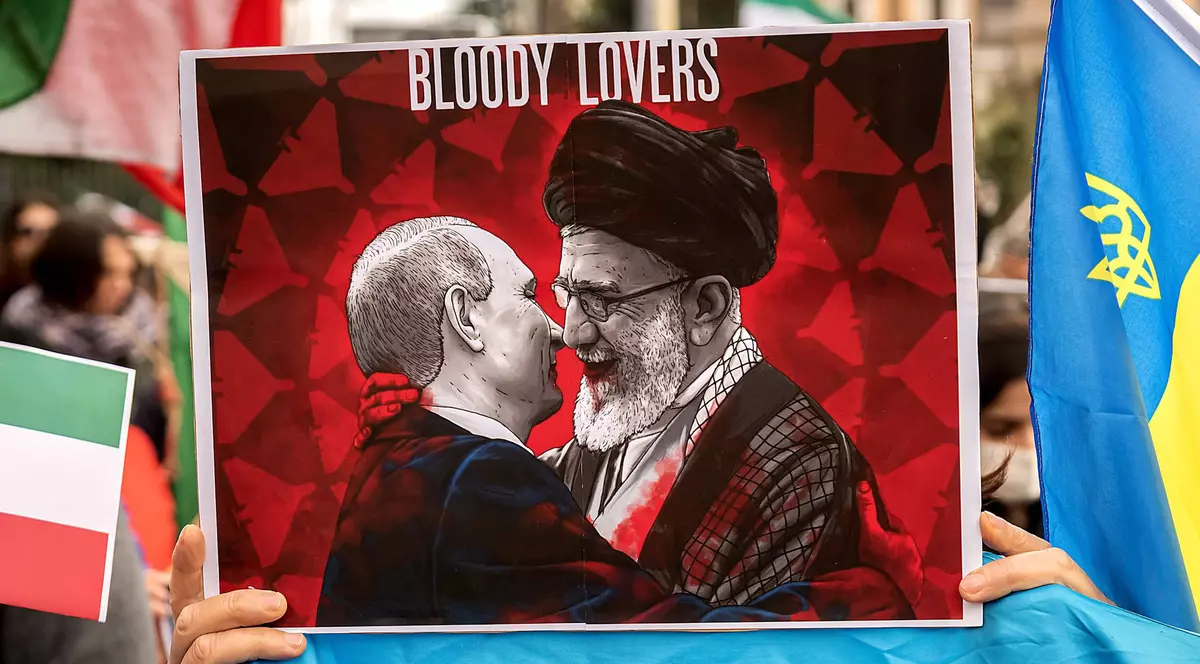 O pancartă în care manifestanți anti-Khamenei denunță legăturile dintre fostul lider suprem iranian și liderul autocrat rus Vladimir Putin Foto: Imago