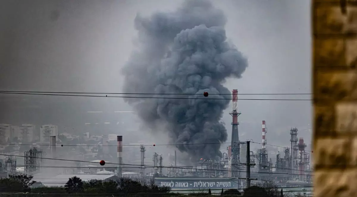 O rafinărie de petrol din Haifa, lovită de resturile unei rachete balistice iraniene.