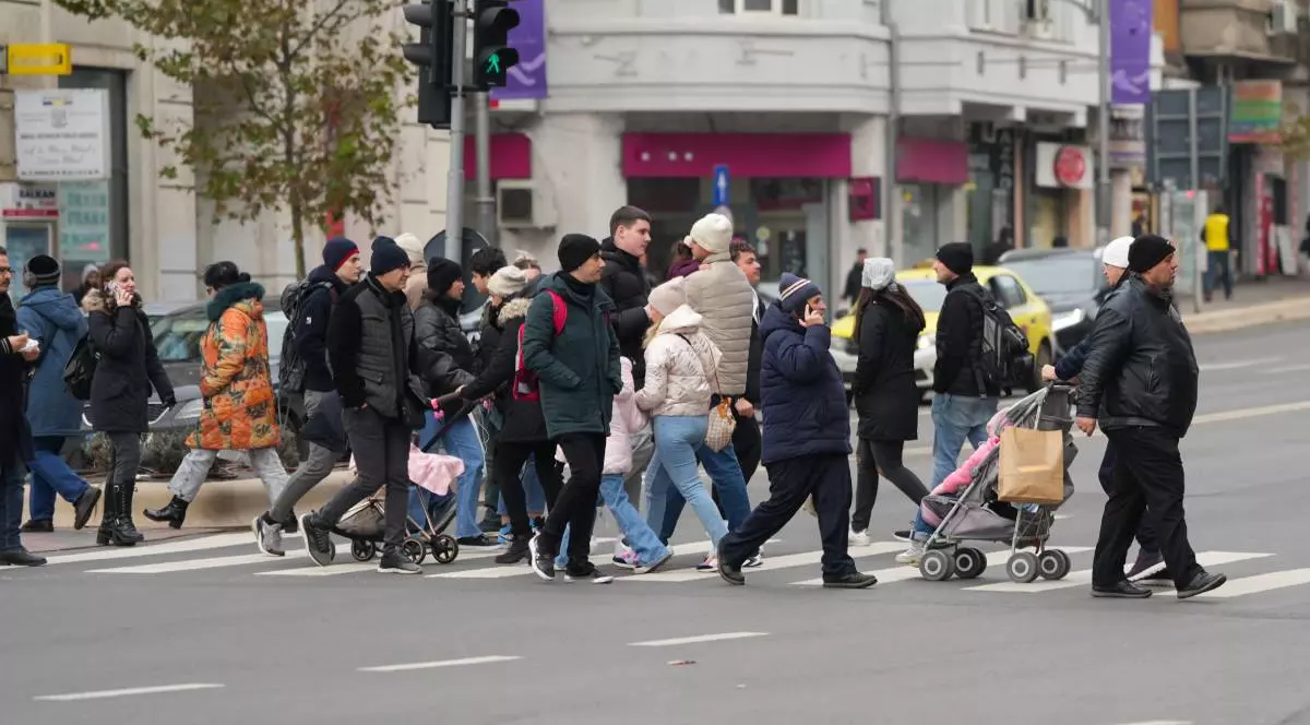 oameni merg pe strada, traverseaza pe o trecere de pietoni, în Bucuresti