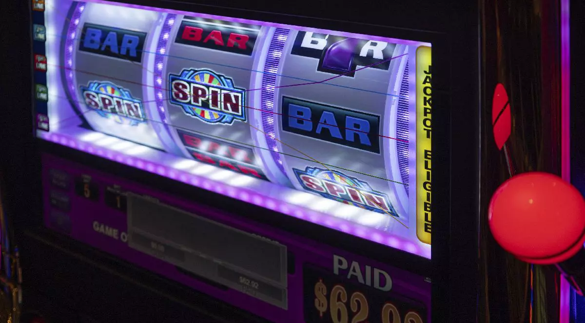 Această fotografie surprinde ecranul luminos al unui aparat de jocuri de noroc.