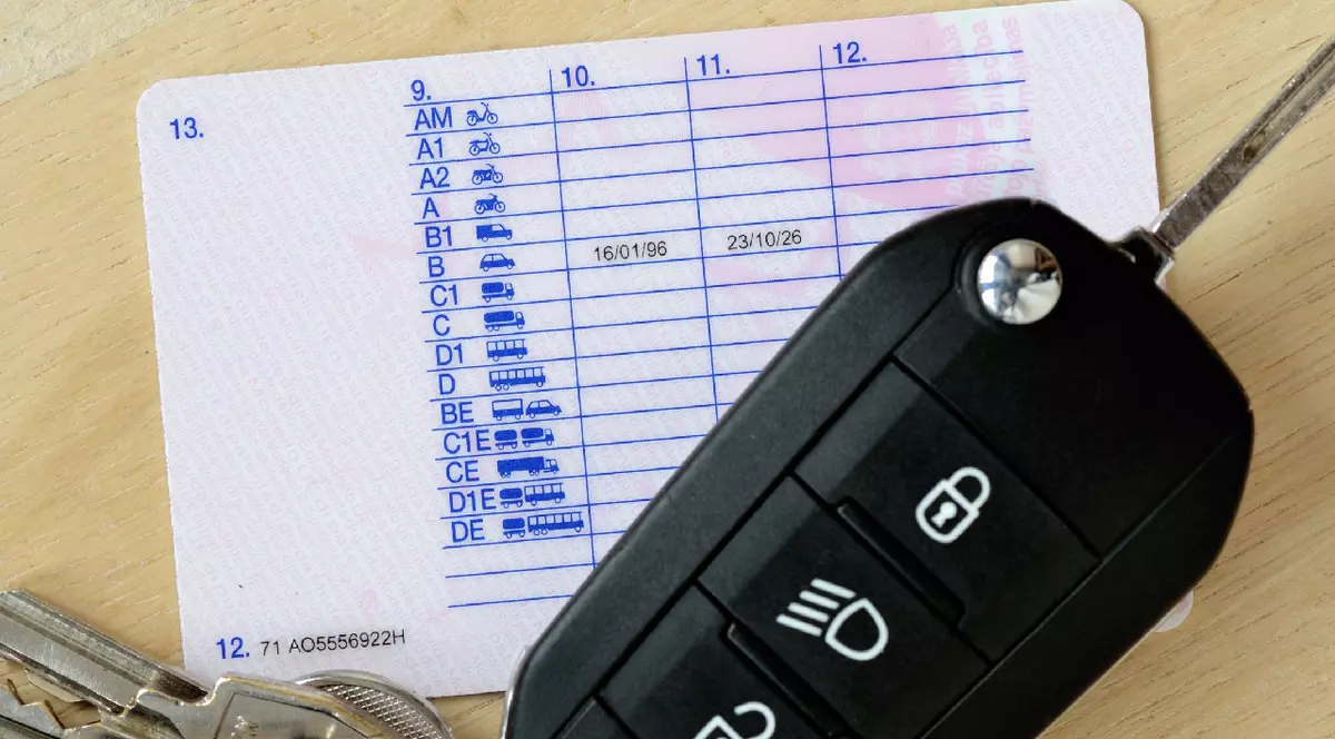 Permis de conducere cu cheie auto