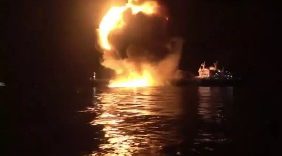 Imaginea surprinde un moment dramatic pe mare, în timpul nopții: o explozie violentă la bordul unei nave.