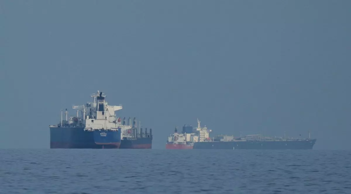 Petroliere și nave de marfă aliniate în Strâmtoarea Ormuz, văzute din Mina Al Fajer, Emiratele Arabe Unite, miercuri, 11 martie 2026.