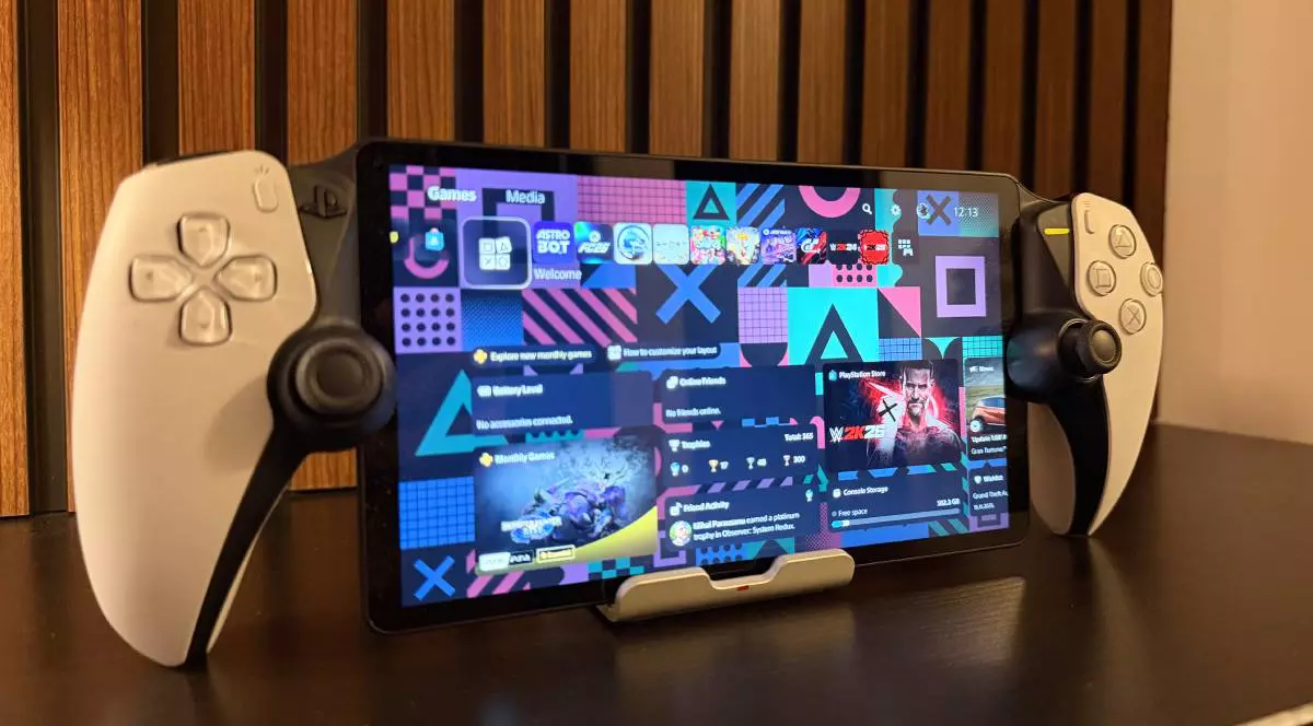 PlayStation Portal văzut din față, în fața unui fundal de lemn.
