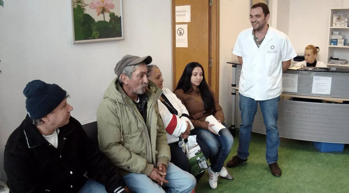 Mai multi pacienti asteapta intr-o policlinica sociala