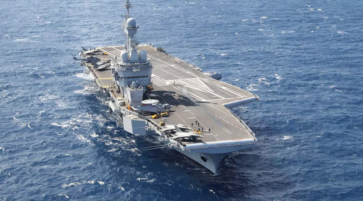. Portavionul francez „Charles de Gaulle” (R91) navighează pe Marea Mediterana