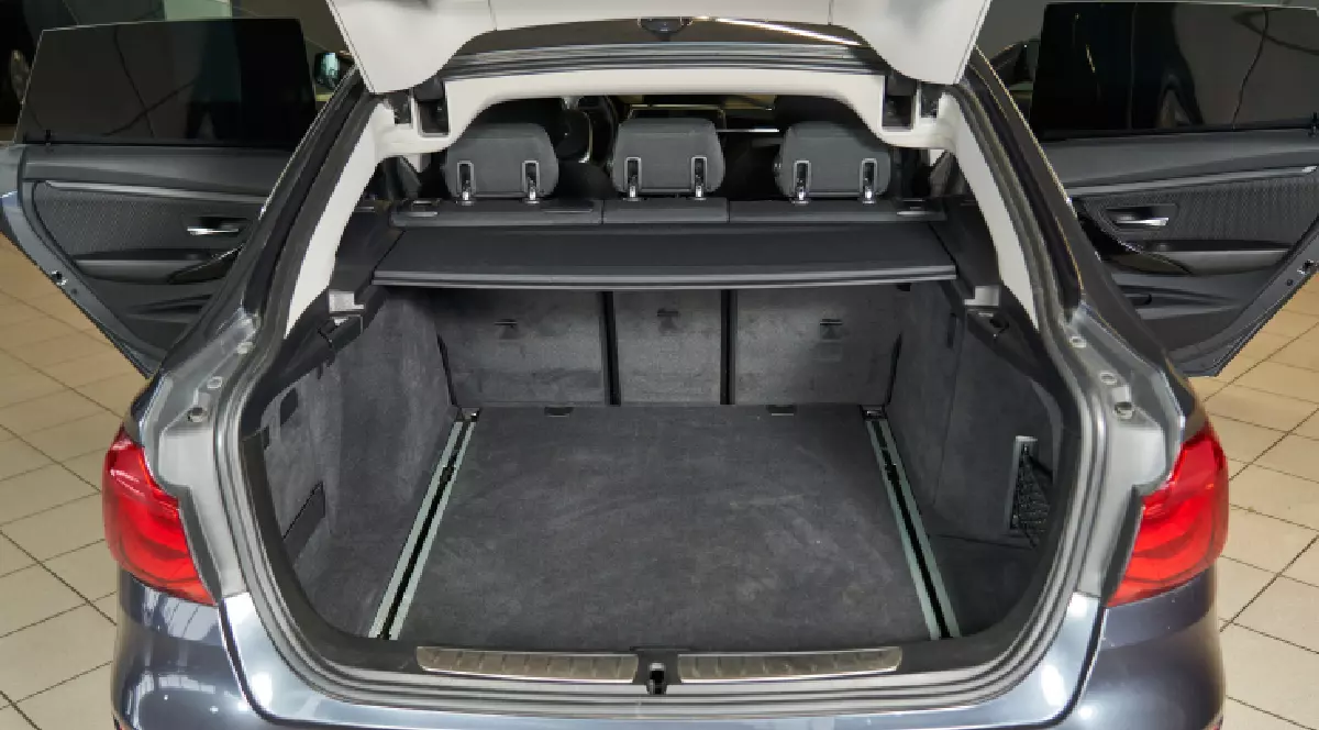 Portbagajul deschis și gol al unui autoturism