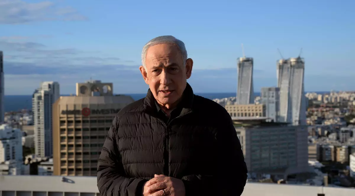 Premierul Benjamin Netanyahu pe acoperișul unei clădiri din Tel Aviv