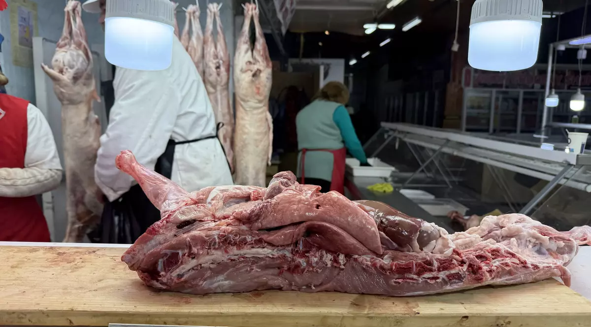 Am mers în Obor să vedem cât costă kilogramul de carne de miel pentru Paște 2026. Foto: Libertatea