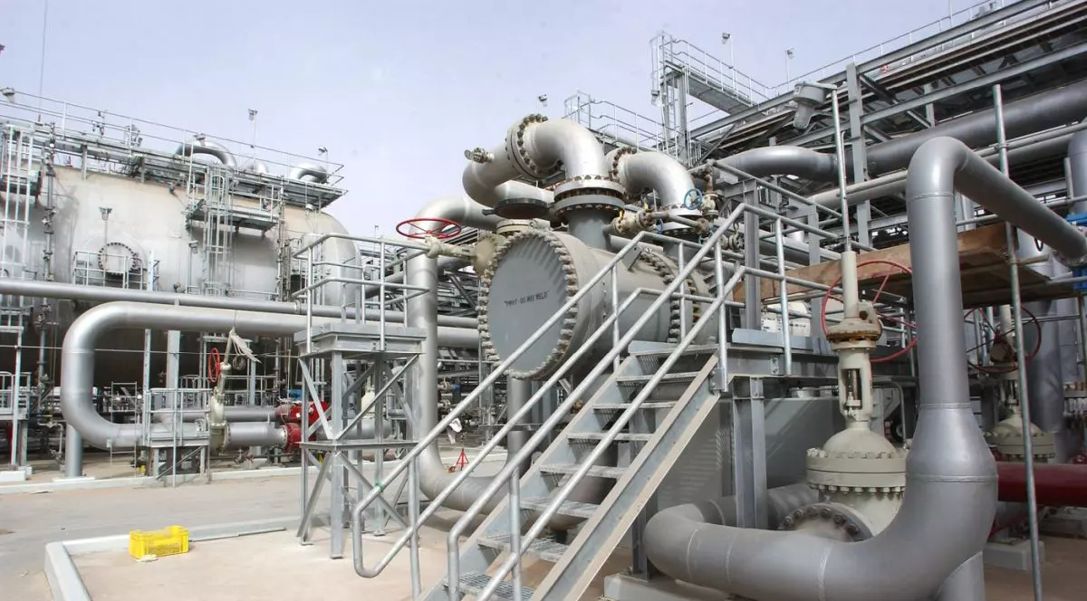 Imagine din interiorul rafinăriei din Haradh, la aproximativ 280 km sud-vest de orașul petrolier Dhahran din estul Arabiei Saudite, martie 2006.