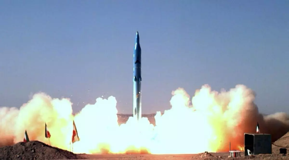 testul de lansare a unei noi rachete sol-sol cu ​​rază medie de acțiune, numită Sejil-2, într-o locație nedivulgată din Iran, pe 20 mai 2009