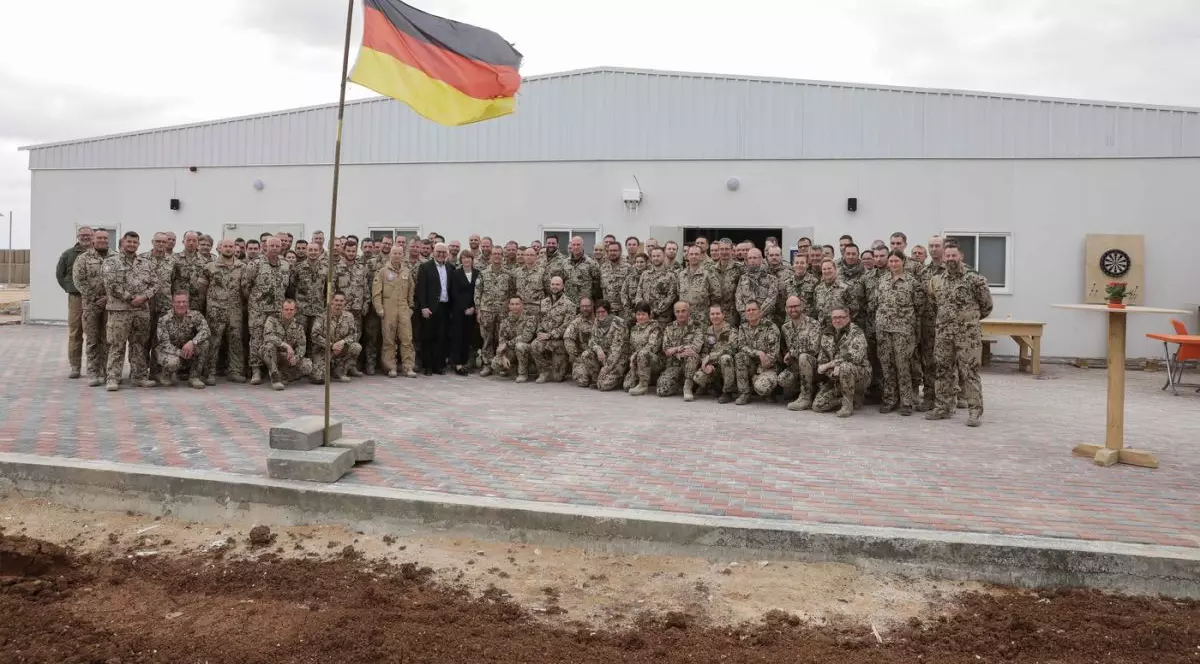 Președintele german Frank-Walter Steinmeier și soția sa, Elke Buedenbender vizitează trupele de serviciu germane „Counter Daesh” la baza aeriană iordaniană din Amman, Iordania, 29 ianuarie 2018