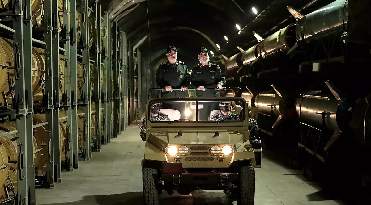 baza militara subterana a Irnaului cu sute de rachete si drone pregatite de razboi. pe centrul tunelului merge o masina militara cu doi generlai irnaieni in ea