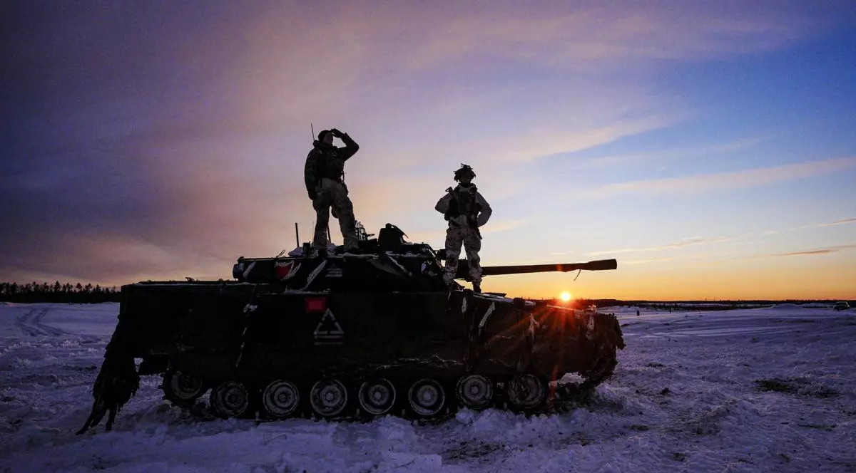 Soldați estonieni privesc de un tanc spre lanțul muntos Tapa din Estonia, 2 februarie 2026