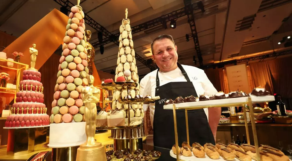 Un bucătar pozează lângă o „piesă montată” de ciocolată la avanpremiera Balului Guvernatorilor de la cea de-a 98-a ediție a Premiilor Oscar, la Ray Dolby Ballroom din Hollywood, California, pe 10 martie 2026