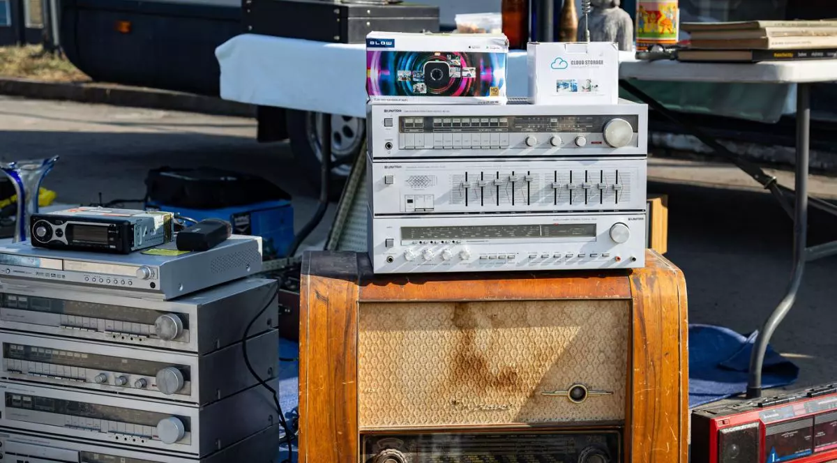 Radio vintage din lemn și echipamente audio retro expuse spre vânzare la o piață de vechituri în aer liber din Polonia, 1 martie 2026