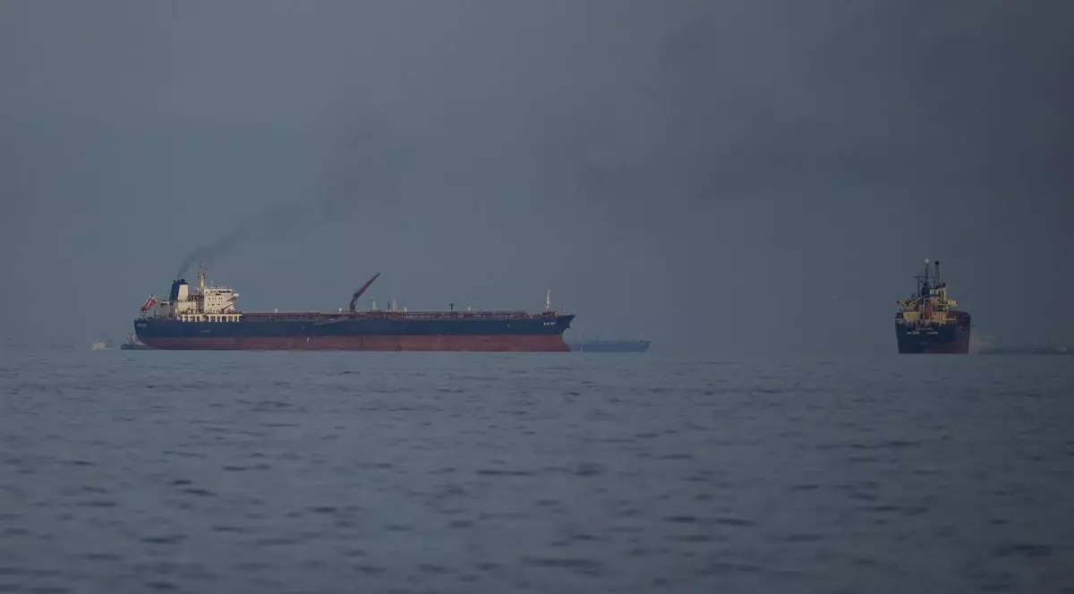 Tancuri petroliere și nave de marfă aliniate în Strâmtoarea Hormuz, văzute din Khor Fakkan, Emiratele Arabe Unite, miercuri, 11 martie 2026.