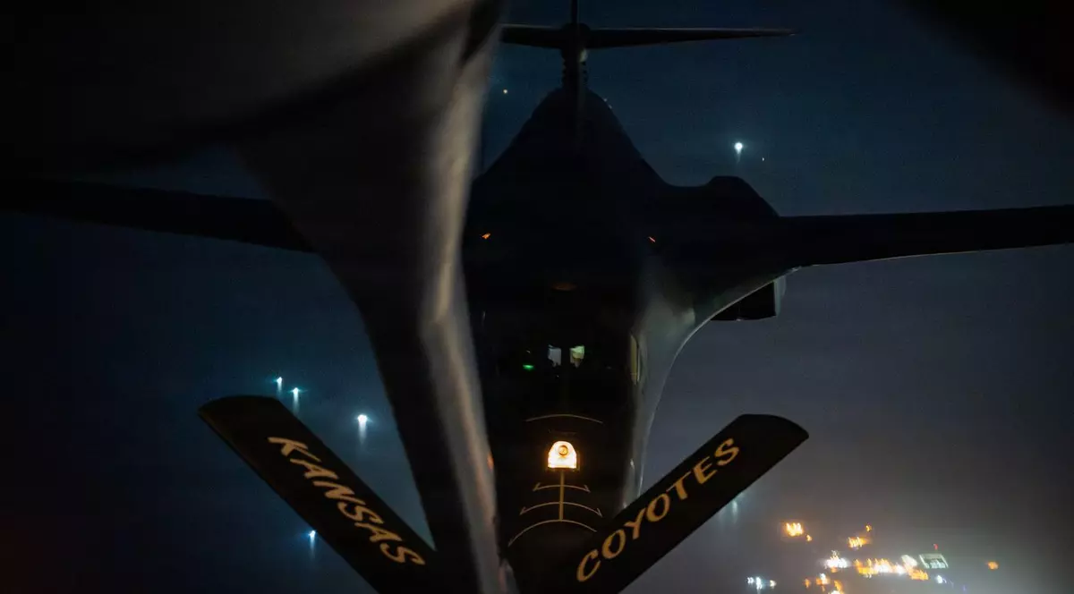 Un avion B-1 Lancer al Forțelor Aeriene ale SUA se pregătește să realimenteze de la un avion KC-135 Stratotanker
