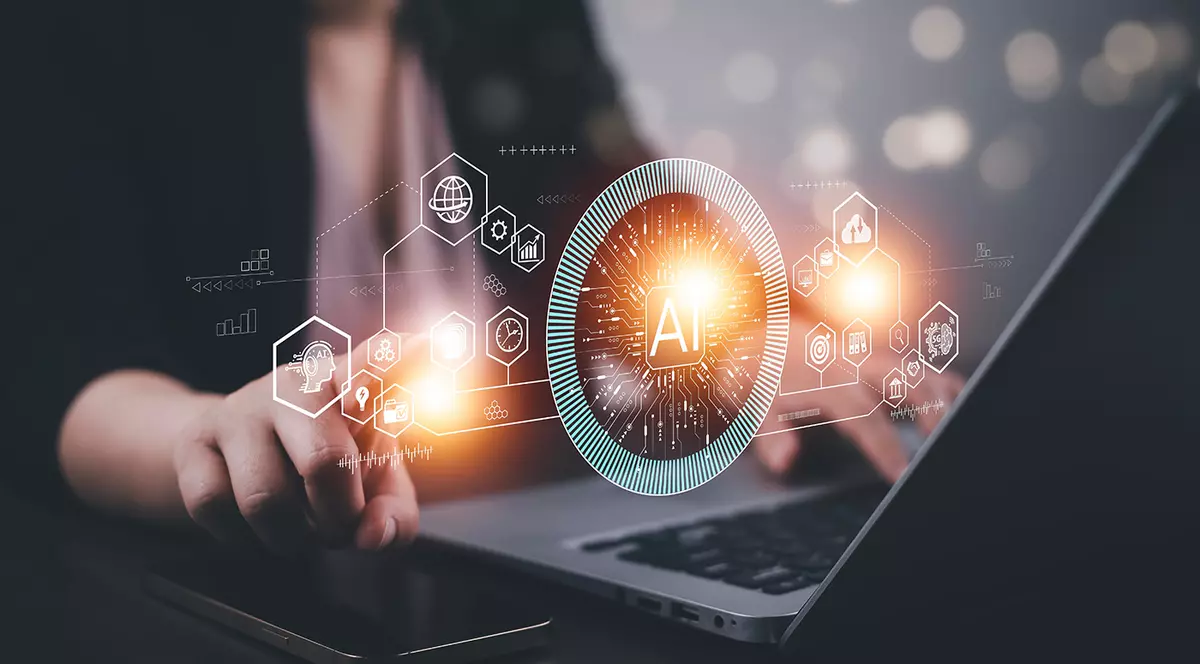 Programator care lucrează pe laptopuri sau smartphone-uri cu IA, inginer software de inteligență artificială care codează pe laptopuri cu pictograme tehnologice și cod binar, big data, mașină digitală robot IA