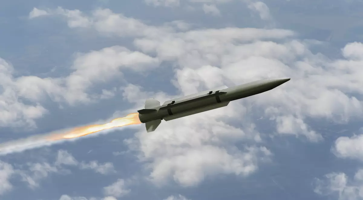 O rachetă zboară prin atmosferă, lăsând în urmă o dâră de foc și fum pe cerul acoperit de nori. Imaginea ilustrează lansarea sau deplasarea unei rachete balistice în timpul zborului.