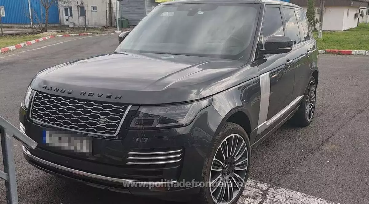 Un Range Rover negru, cu numerele blurate