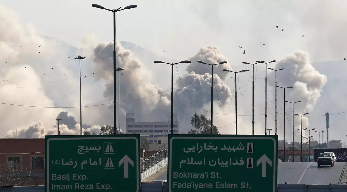 Vehicule circulă pe o autostradă pe fundalul unui fum care se ridică după un atac asupra capitalei iraniene, Teheran, pe 5 martie 2026. Israelul a atacat Teheranul cu noi atacuri, iar Iranul a vizat grupurile de gherilă kurde din Irak pe 5 martie, în timp ce un război în spirală din Orientul Mijlociu a cuprins întreaga regiune.