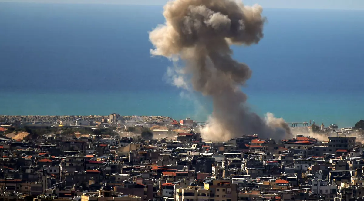 Atac aerian israelian asupra unei suburbii sudice a Beirutului, o bastionaie a Hezbollah-ului pro-iranian. Potrivit Ministerului Sănătății din Liban, peste 900 de persoane au fost ucise și 2221 de persoane rănite în atacurile israeliene asupra Libanului.