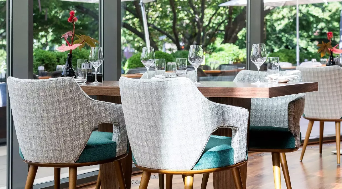 O masă din restaurantul Serre, din Hotel Okura, Amsterdam