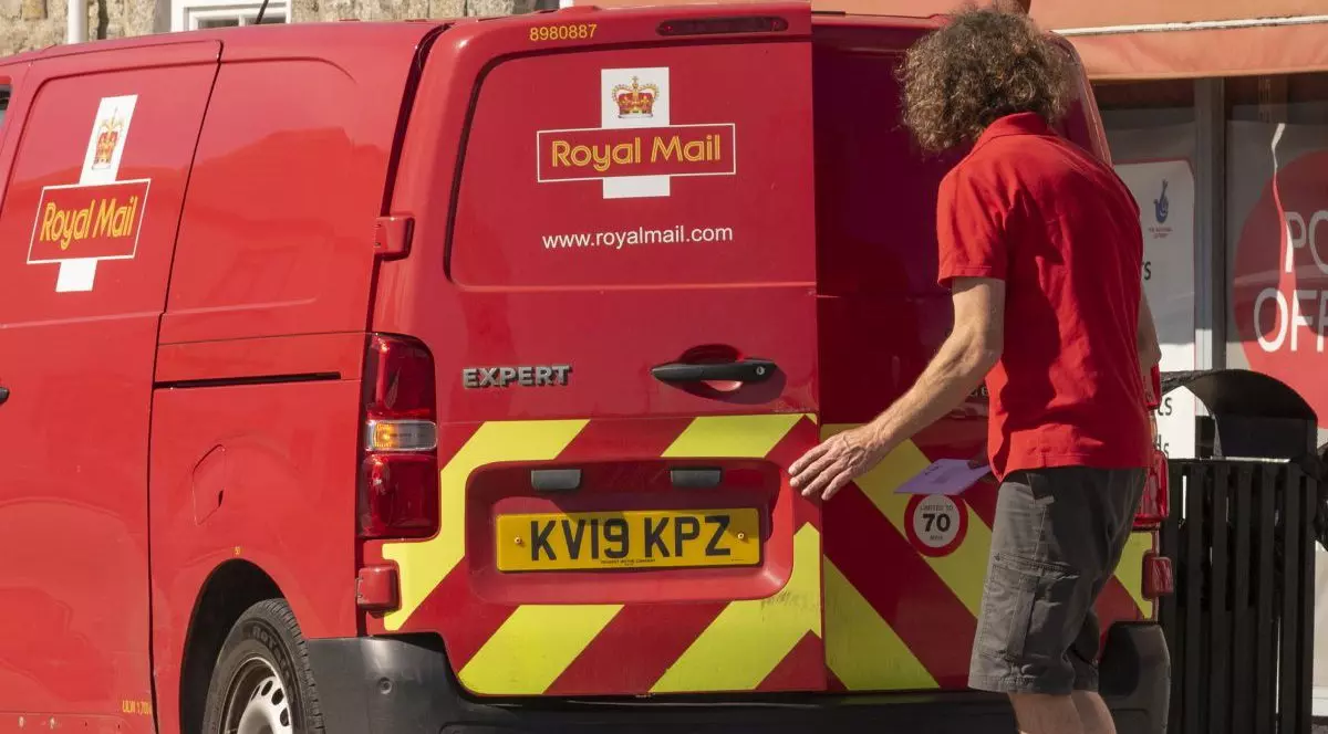 Royal Mail și poștaș care lucrează în Marea Britanie.