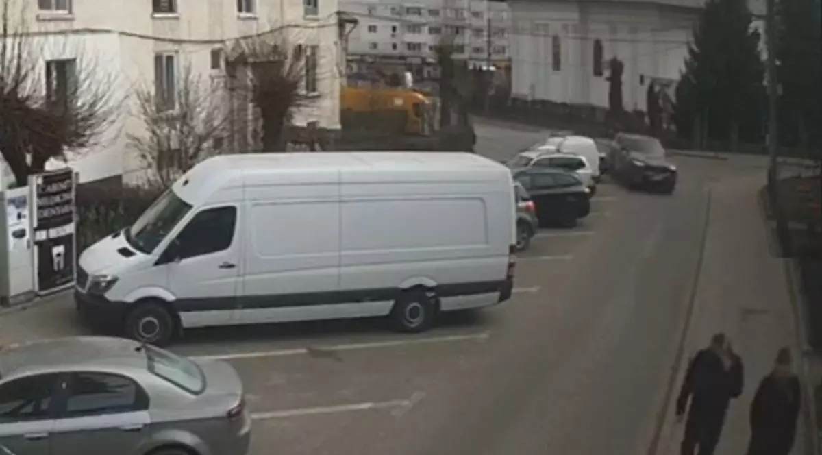 bmw negru, mergând în curbă, cu viteză, spre un trotuar pe care se află 2 pietoni, o femeie și un bărbat, îmrbrăcați în negru, strada Nicolae Beldiceanu, Fălticeni, 21 martie 2026