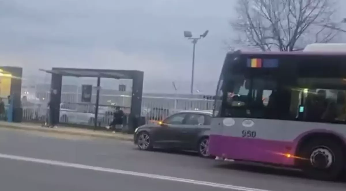 Un mercedes gri oprit pe avarii într-o stație de autobuz, blochează accesul autobuzului din Cluj în alveolă