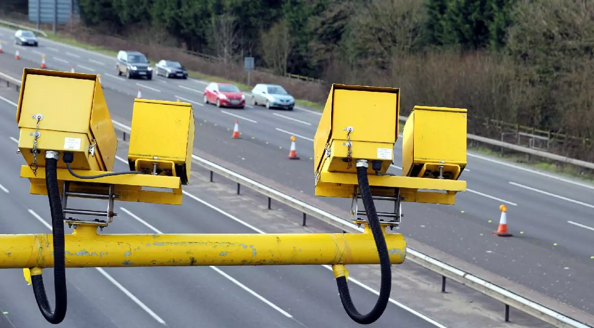 Imagine aeriană a unei autostrăzi pe care se află patru camere de supraveghere culoare galbenă, montate pe un stâlp metalic.