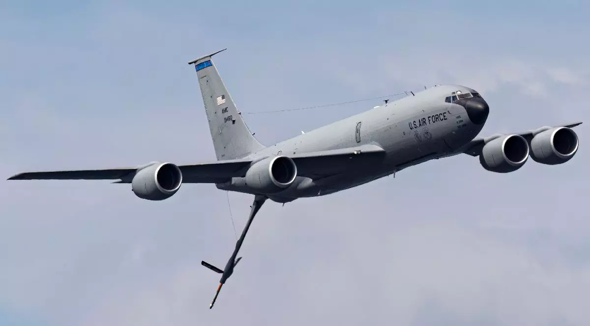 Imagine cu un avion cisternă în aer, în timpul unei misiuni de realimentare.