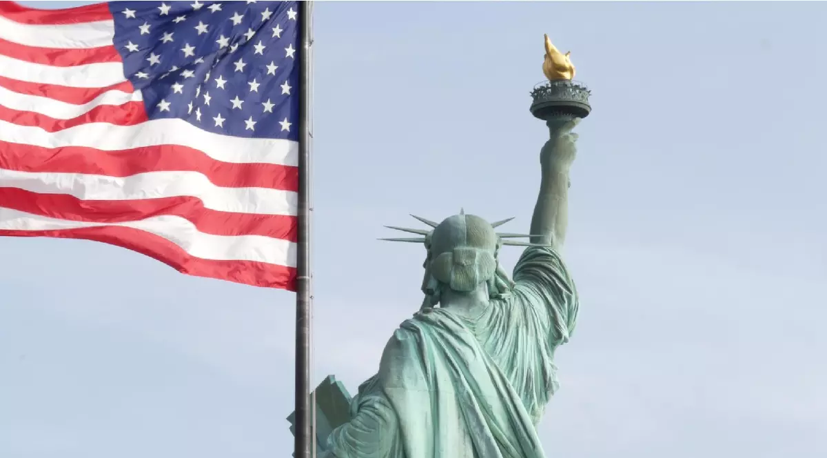 statuia Libertății, New York, Statele Unite ale Americii. Monumentul văzut din spate, simbol al democrației și al patriotismului în apropierea Manhattanului, New York, SUA. Steagul american fluturând în vânt.