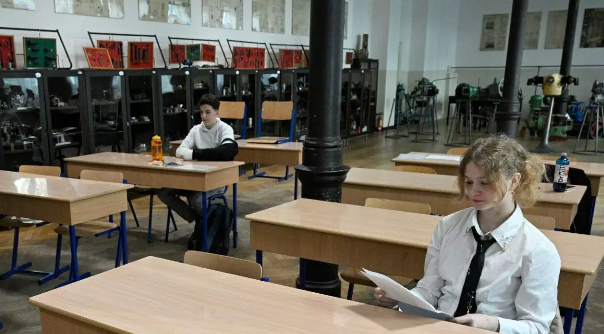 elevi care sustin un examen